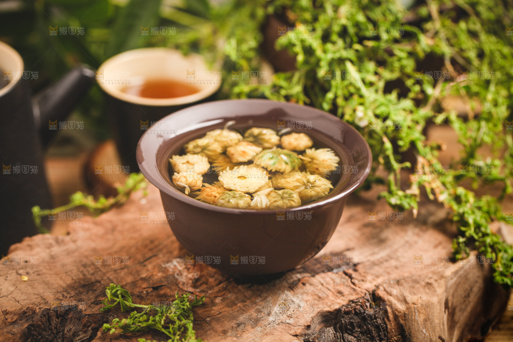 木底上放着一杯杭白菊花茶