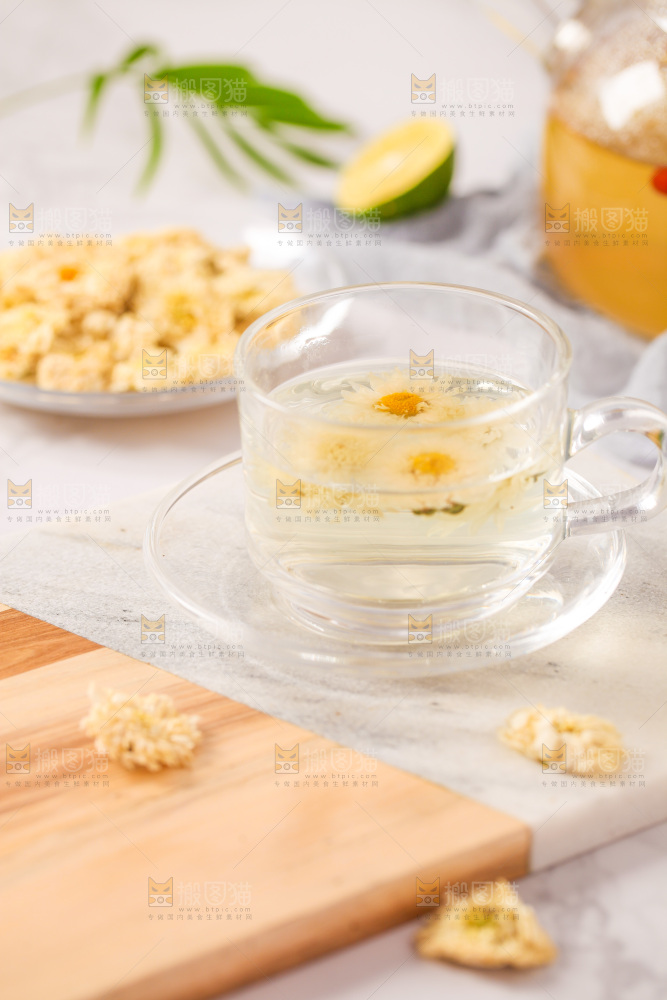 桌上放着一杯杭白菊花茶