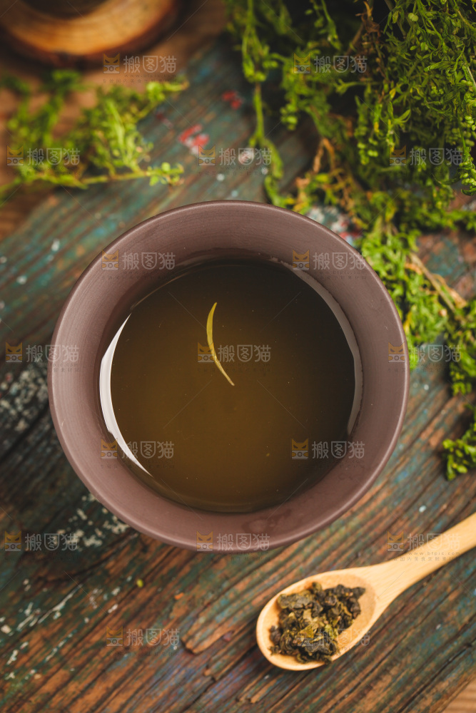 木底上放着一杯铁观音茶