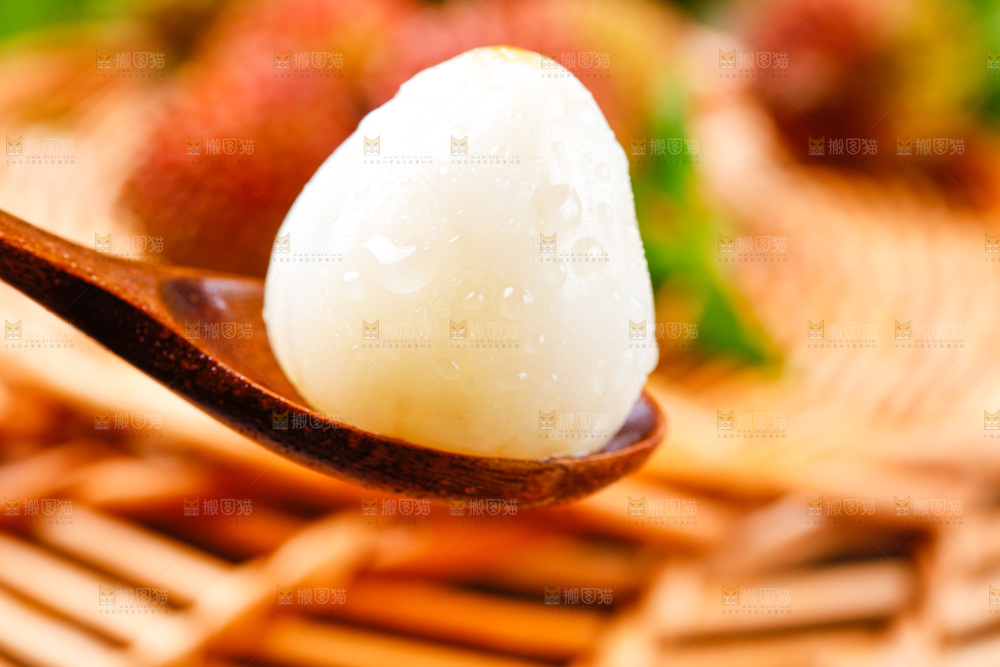 勺子里的荔枝果肉