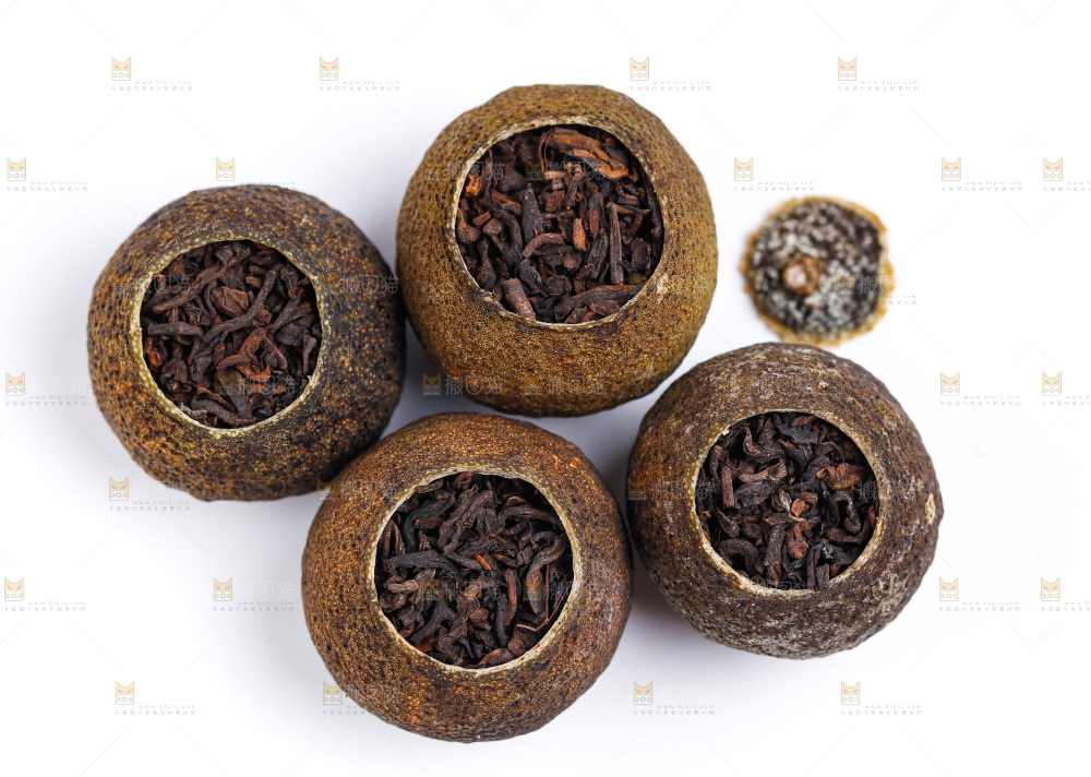 白底上摆放着小青柑普洱茶