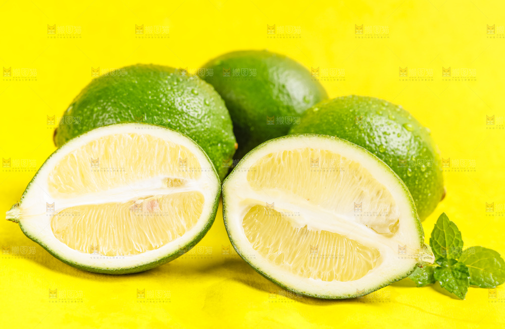 黄底上放着青柠檬