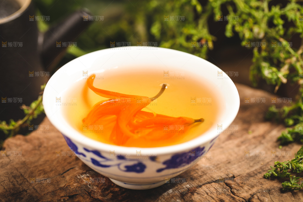 木底上放着一杯百合花茶
