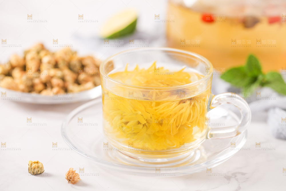 白底上放着一杯金丝皇菊花茶