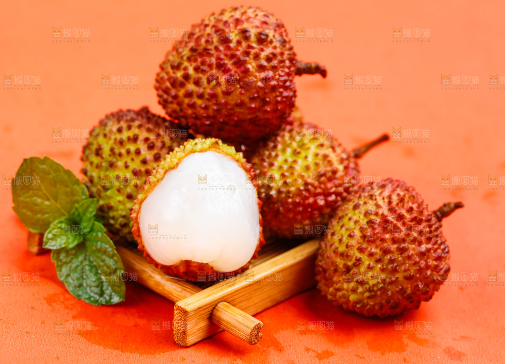 红底上放着一堆荔枝