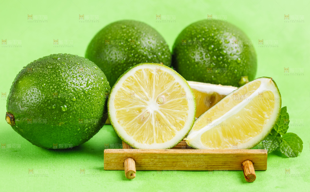 绿底上放着新鲜柠檬