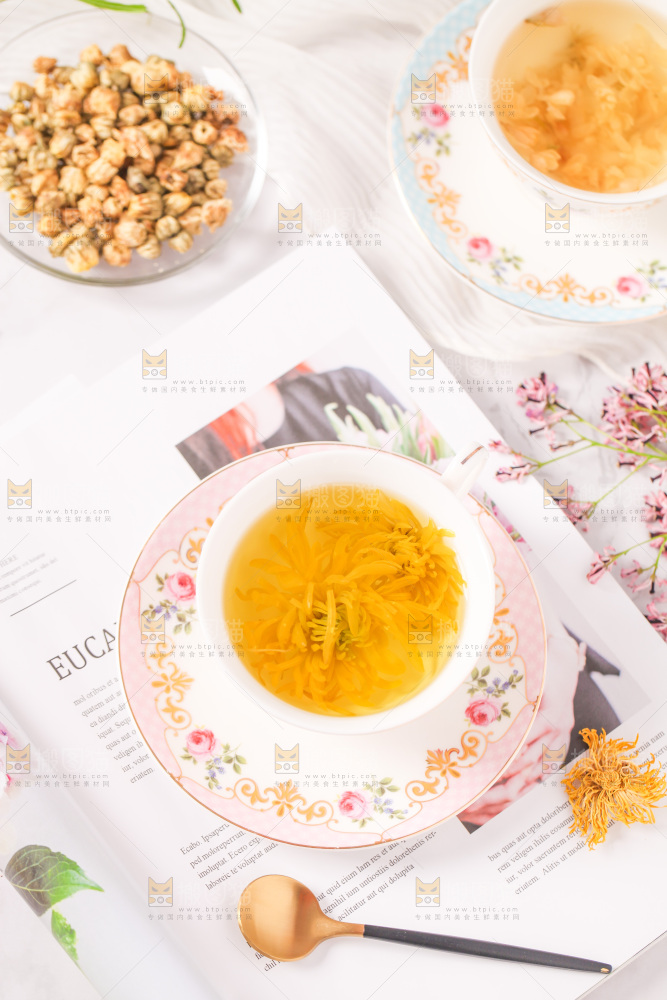 书上放着一杯金丝皇菊