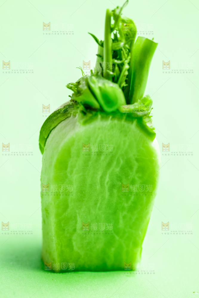绿底上放着绿萝卜