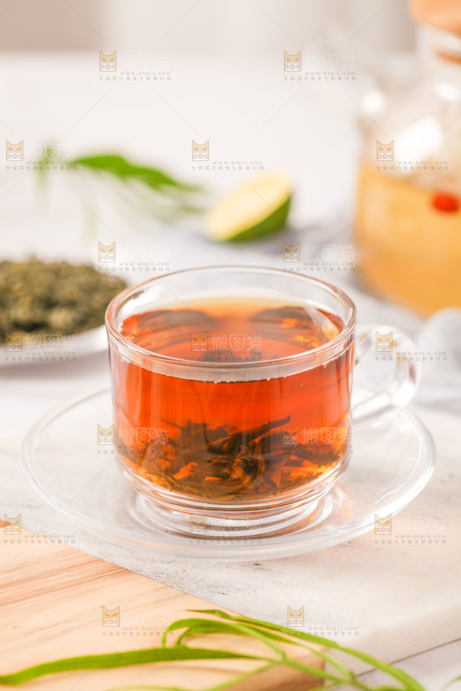 桌上放着一杯绿茶