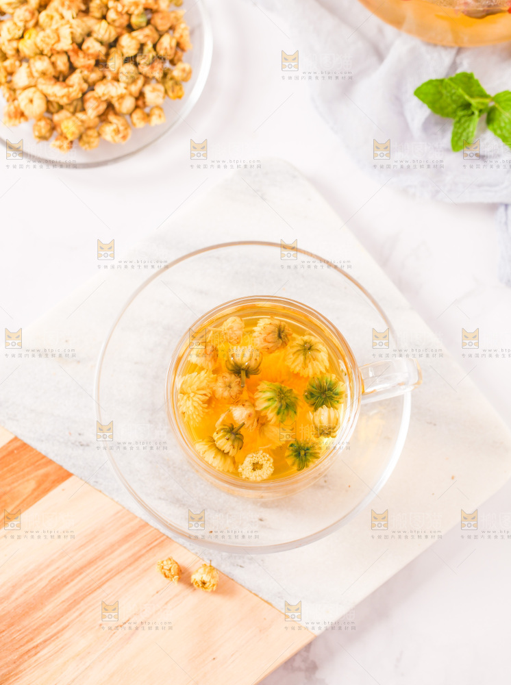 白底上的一杯胎菊花茶
