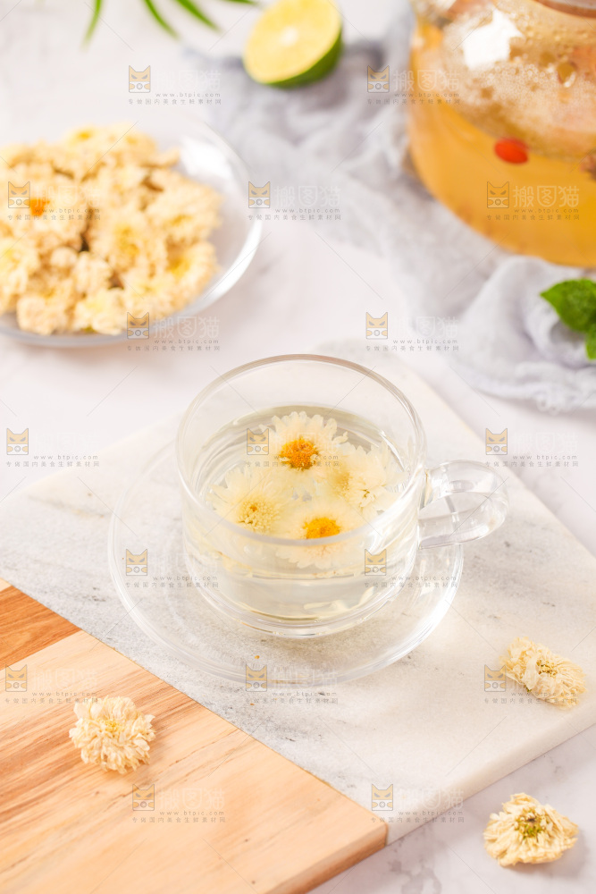桌上放着一杯杭白菊花茶
