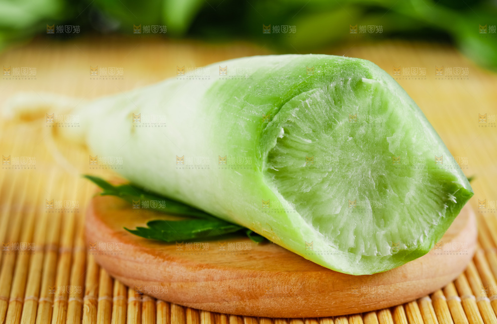 木盘上放着青萝卜