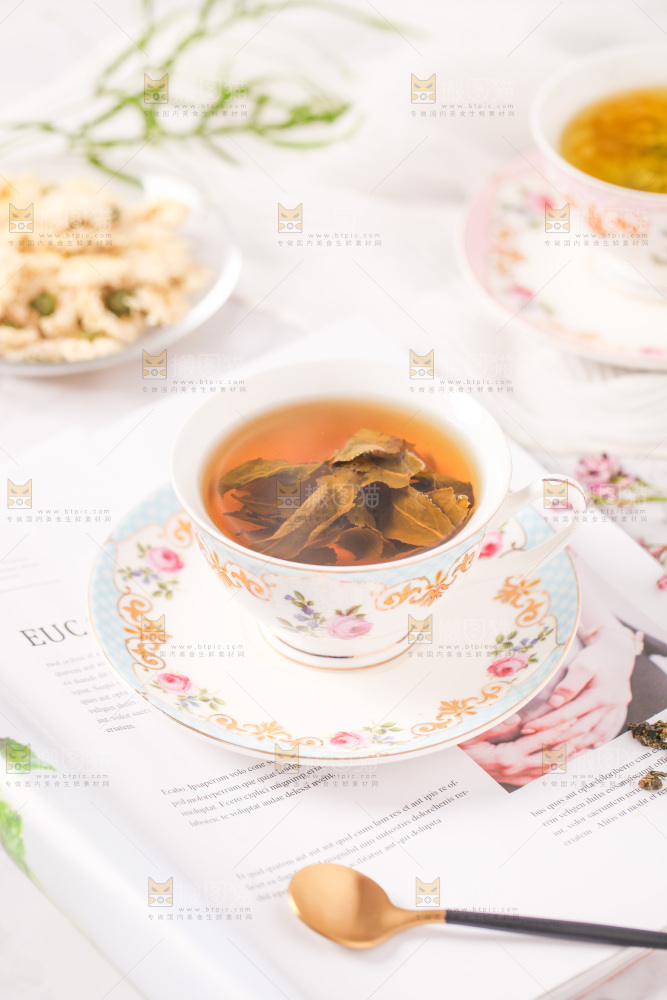 书上放着一杯铁观音茶