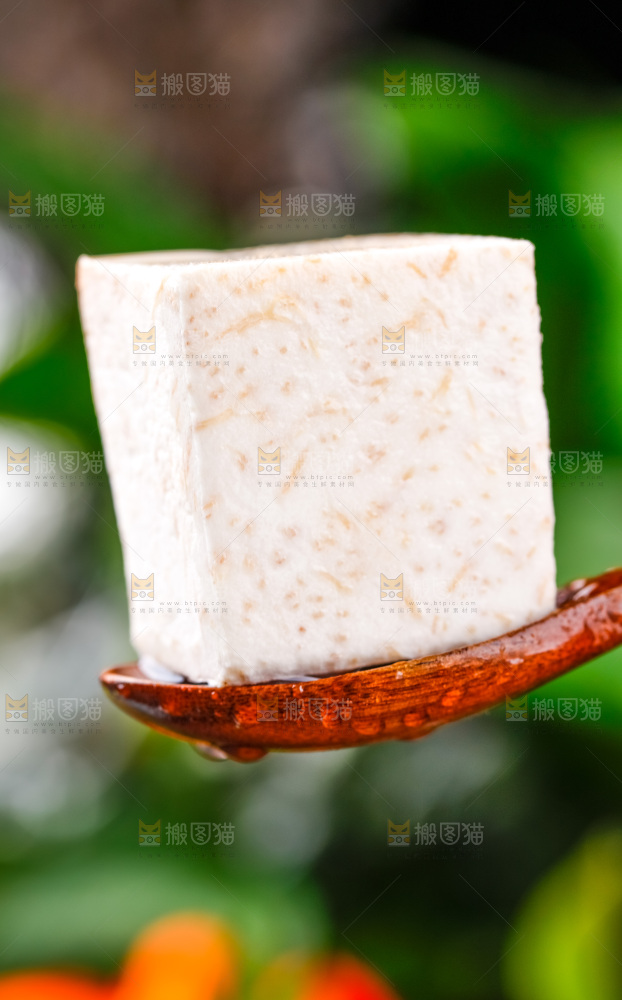 勺子上的槟榔芋切块特写