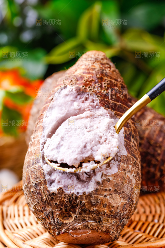 勺子挖起一勺芋头果肉