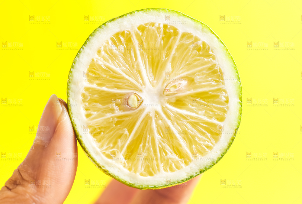 手上拿着青柠檬片