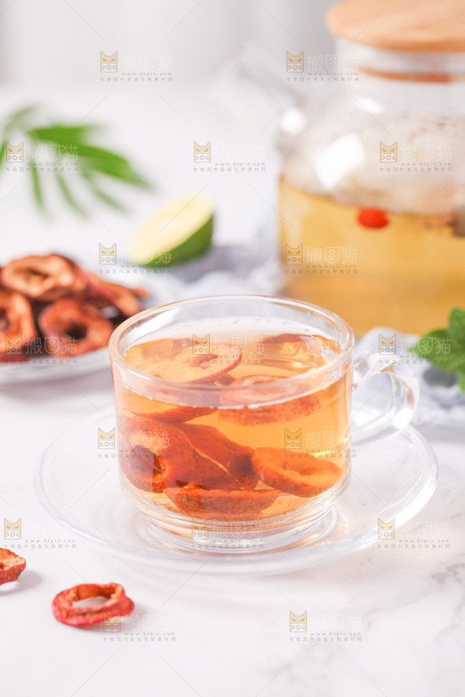 白底上放着一杯山楂茶