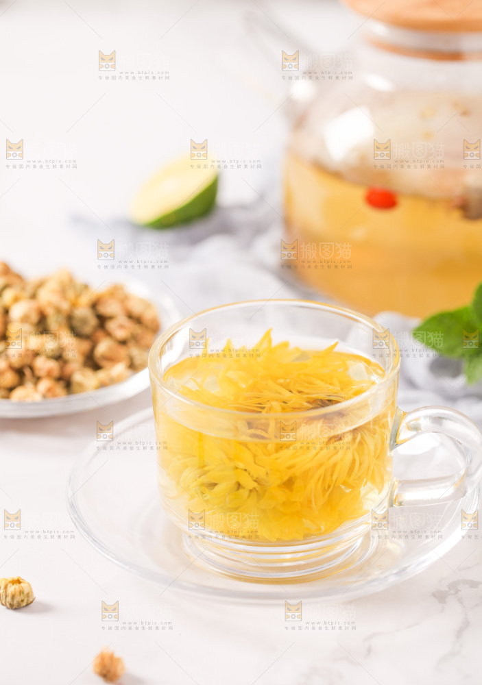 白底上放着一杯金丝皇菊花茶