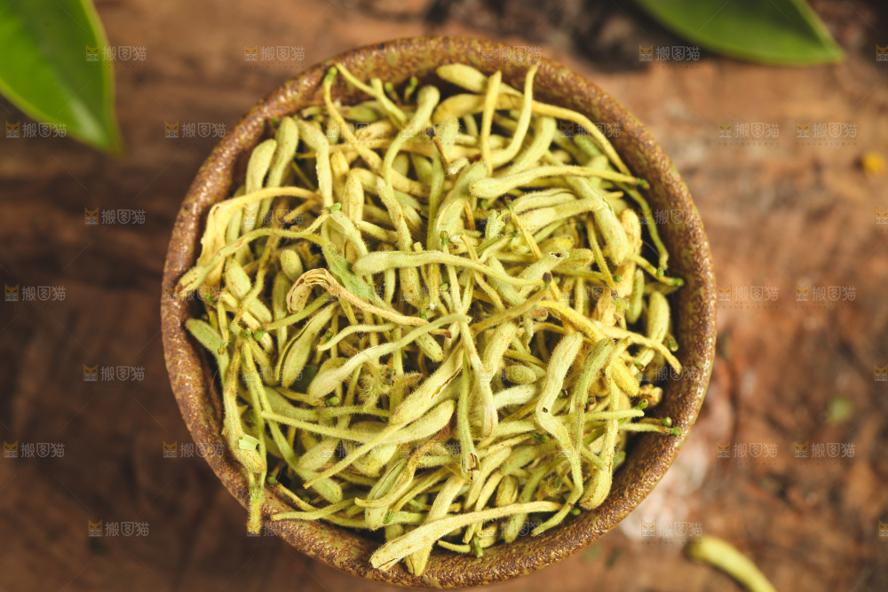 木底上放着金银花茶
