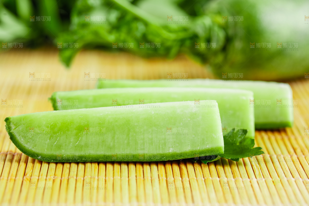 竹底上放着青萝卜