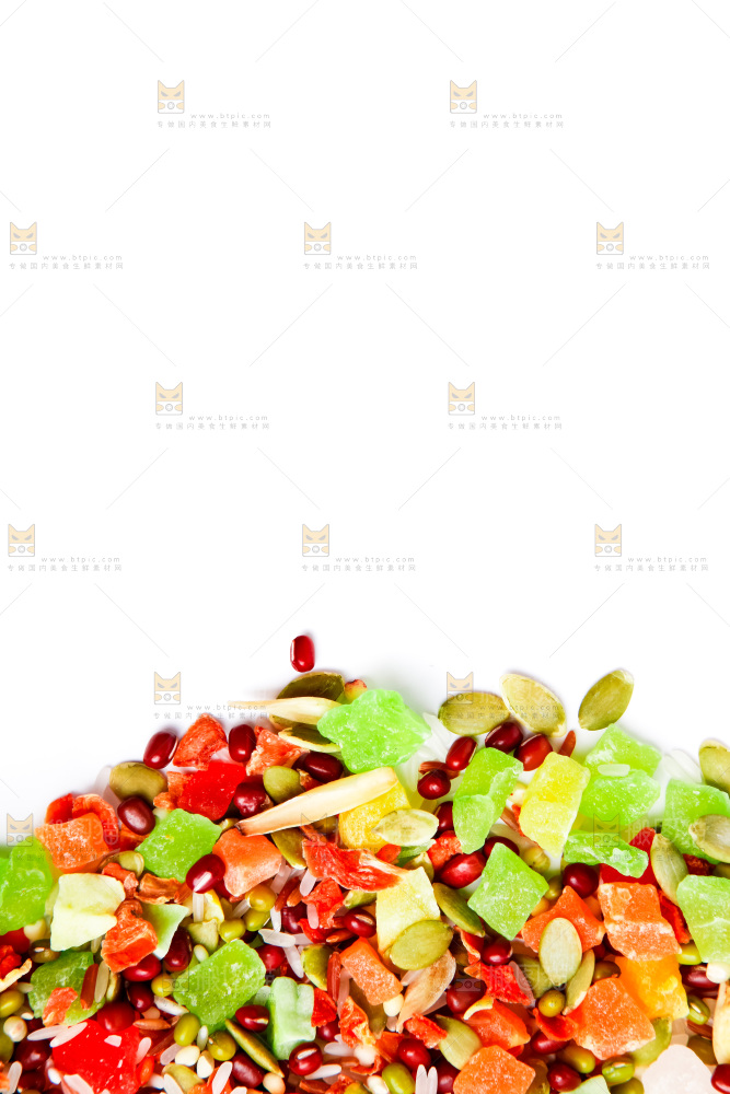 白底上放着一堆水果粥食材