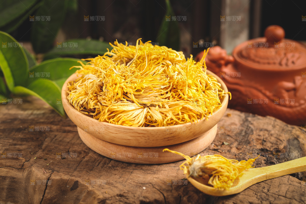 木底上放着金丝皇菊菊花茶