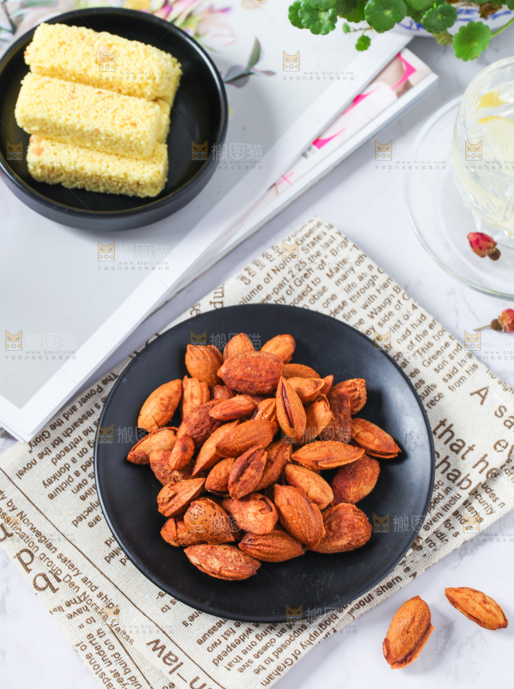 白底上放着一盘巴旦木