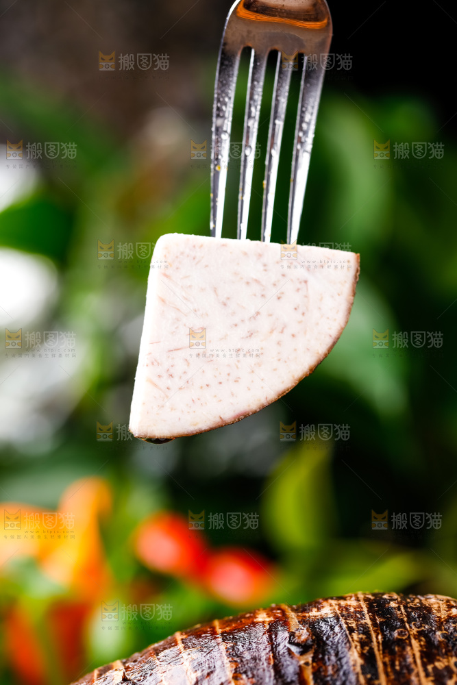 叉子叉着香芋切块