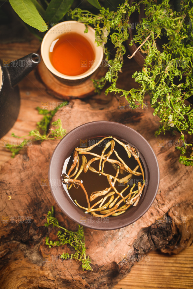 木底上放着一杯金银花茶