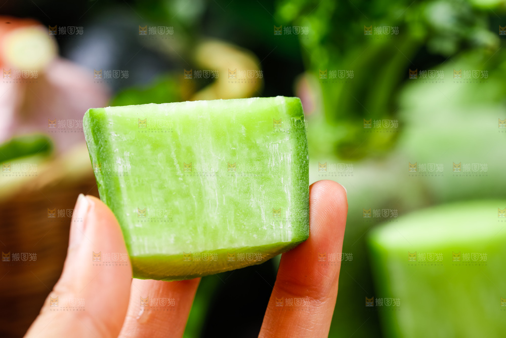 手上拿着水果萝卜