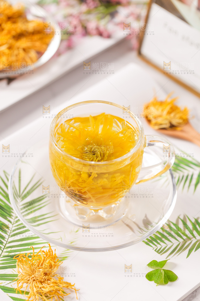桌子上放着一杯金丝皇菊