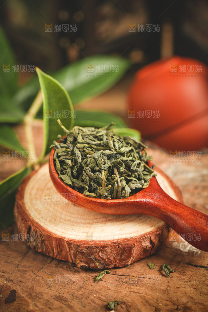 木底上勺子里的绿茶