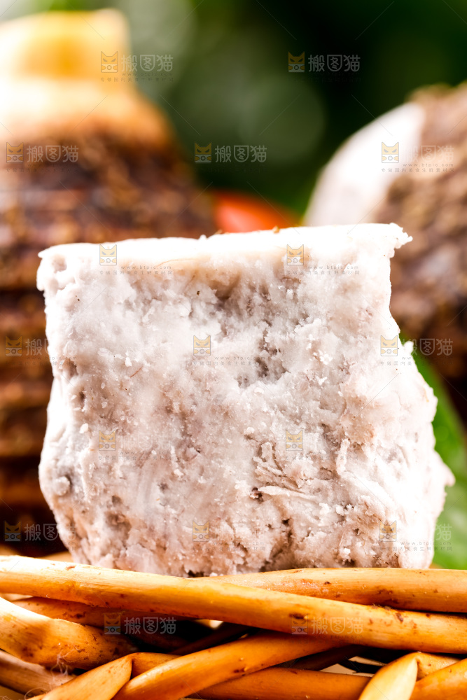 篮子上放着一块芋头果肉