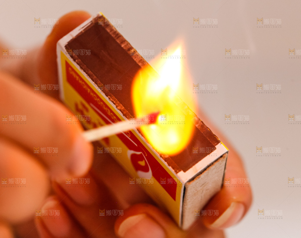 手拿点亮的火柴