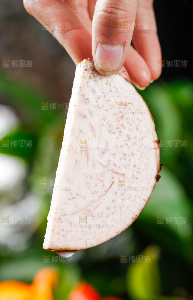 手上拿着槟榔芋切片