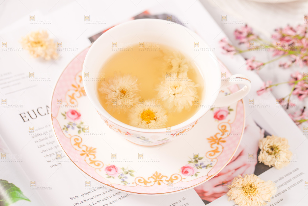书上放着一杯杭白菊花茶