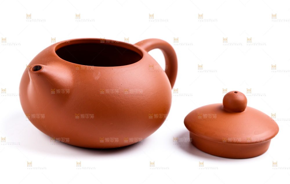 白底上放着陶瓷茶壶
