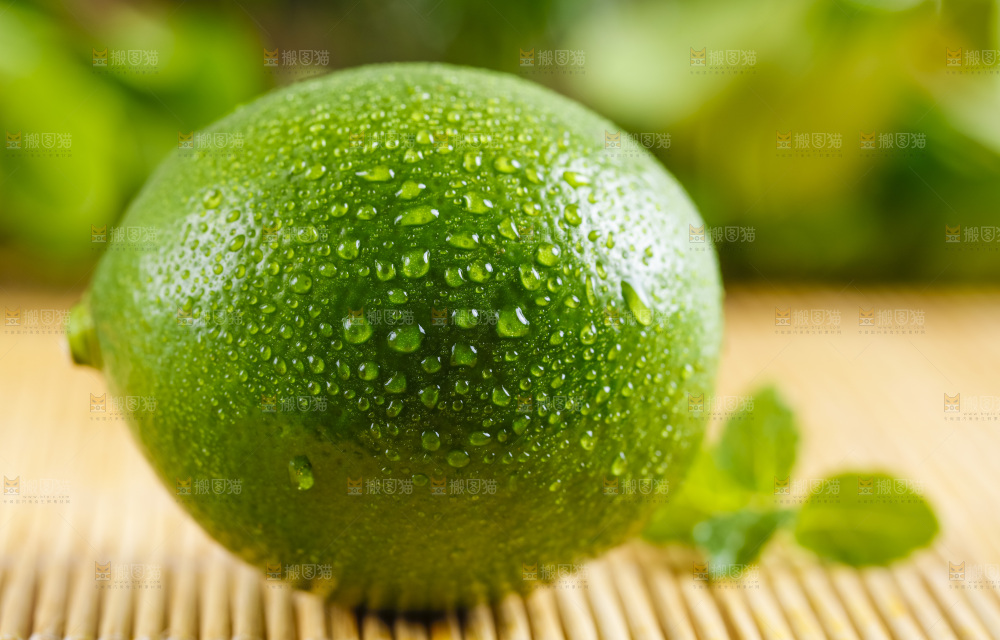 竹底上放着一个青柠檬