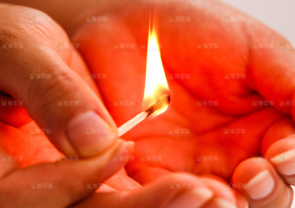 手拿点亮的火柴