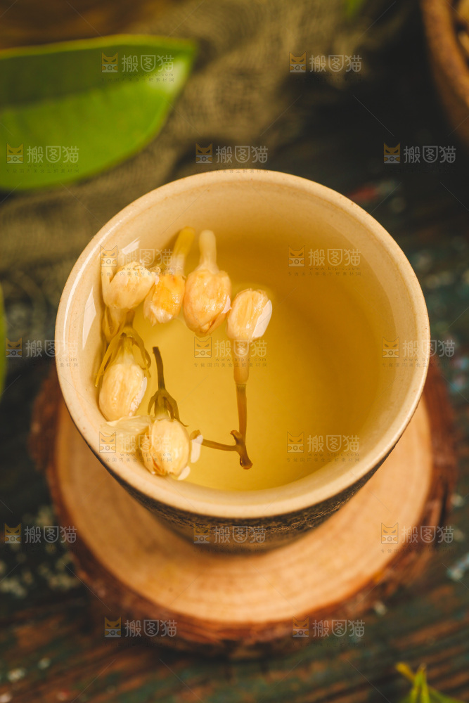 木底上放着一杯茉莉花茶