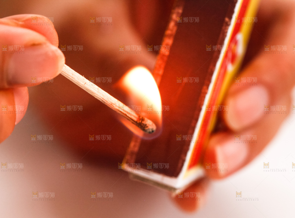 手拿点亮的火柴