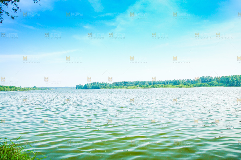 清澈的湖水