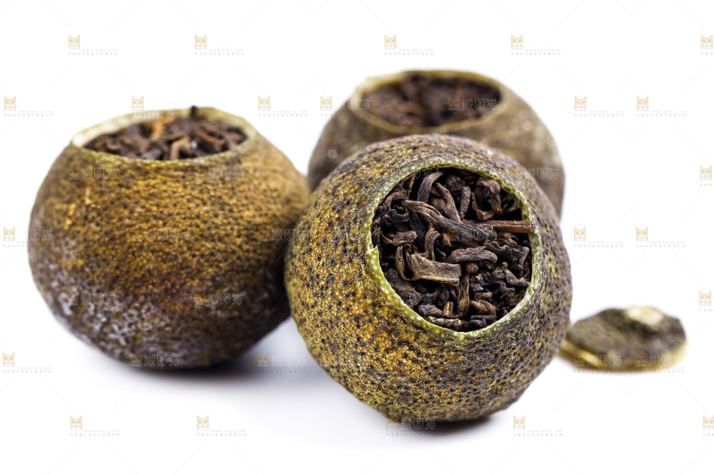白底上摆放着茶叶