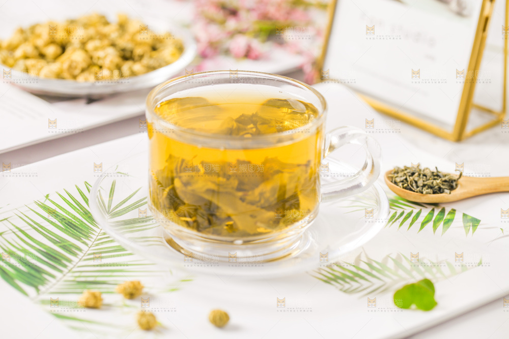 桌子上摆放着一杯绿茶