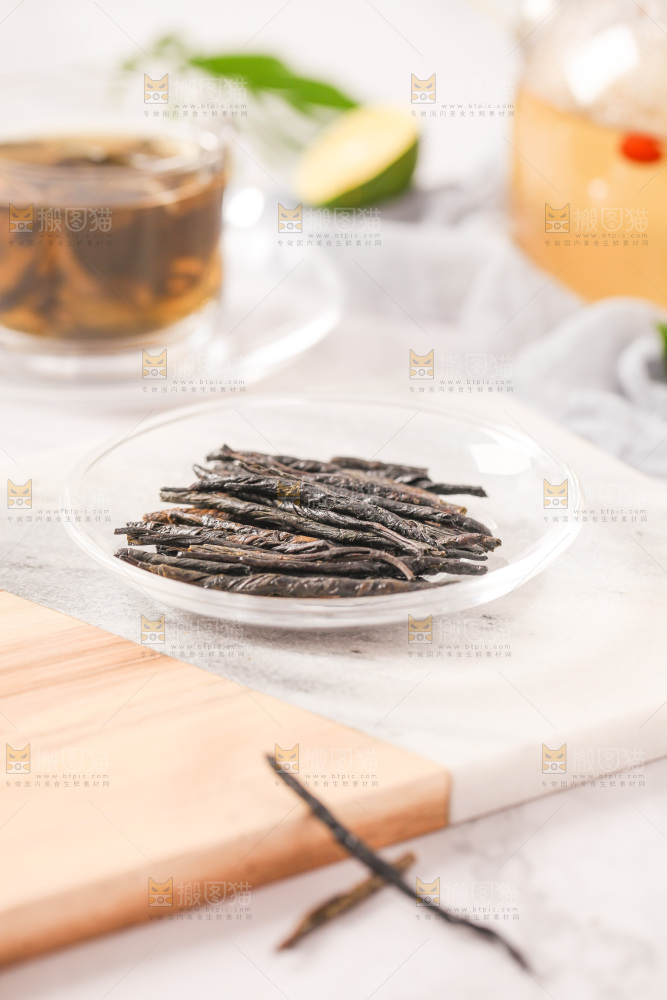 白底上放着一盘苦丁茶
