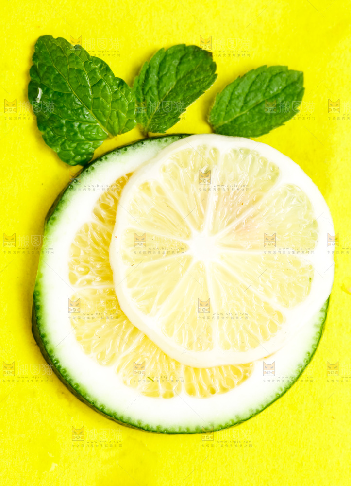 黄底上的青柠檬薄片