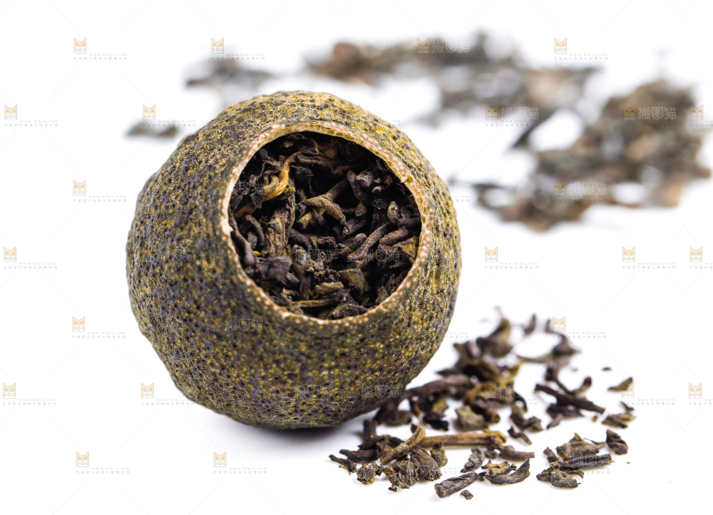 白底上放着小青柑普洱茶