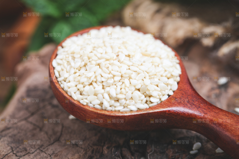 木底上放着一勺白芝麻