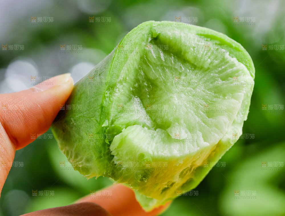手上拿着块状的水果萝卜