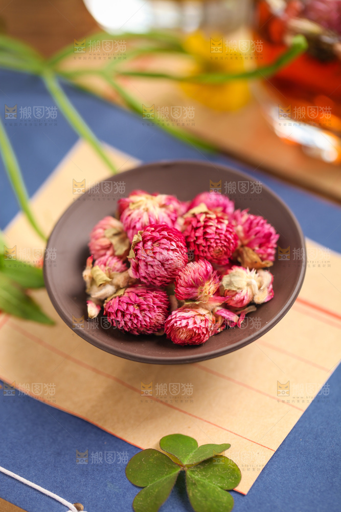 信纸上摆放着一碗千日红花茶